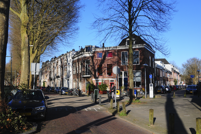 900154 Gezicht op de huizen Wolter Heukelslaan 37 -hoger te Utrecht, met rechts de Braamstraat.